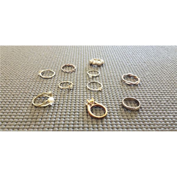 ASSORTED GOLD TONE RINGS