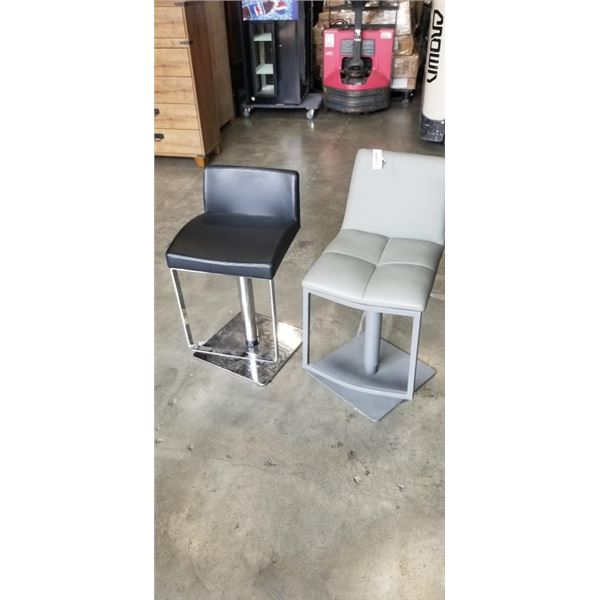 2 BARSTOOLS