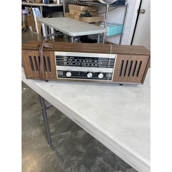 STRAUSS AM/FM RADIO MODEL STRAUSS LT-780. POWERS ON.