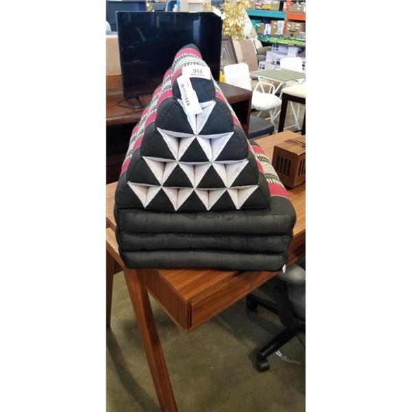 TRIANGLE FLOOR MAT