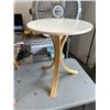 Image 4 : 2 IKEA SIDE TABLES