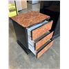 Image 3 : 5 DRAWER DRESSER WITH MATCHING NIGHTSTAND