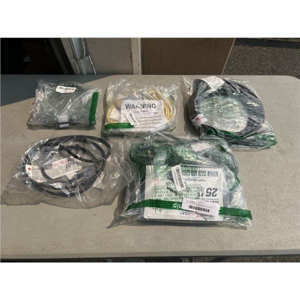 LOT OF 5 EXTENSION CORDS. INCLUDES A 25 LENGTH CORD