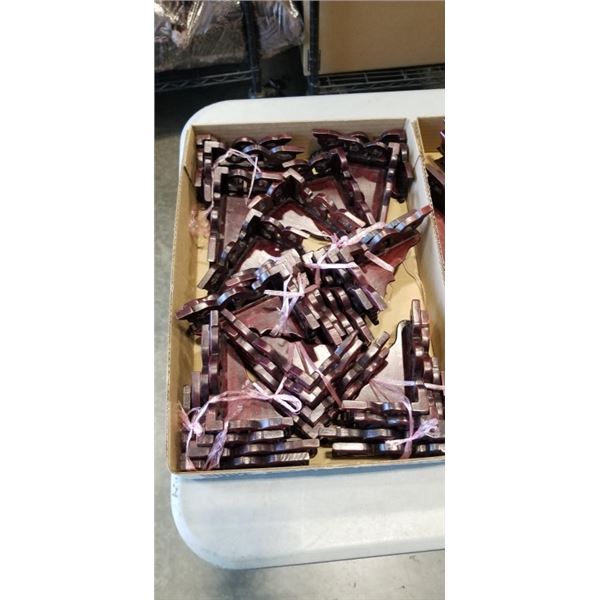 2 TRAYS WOODEN CORNER ACCENTS