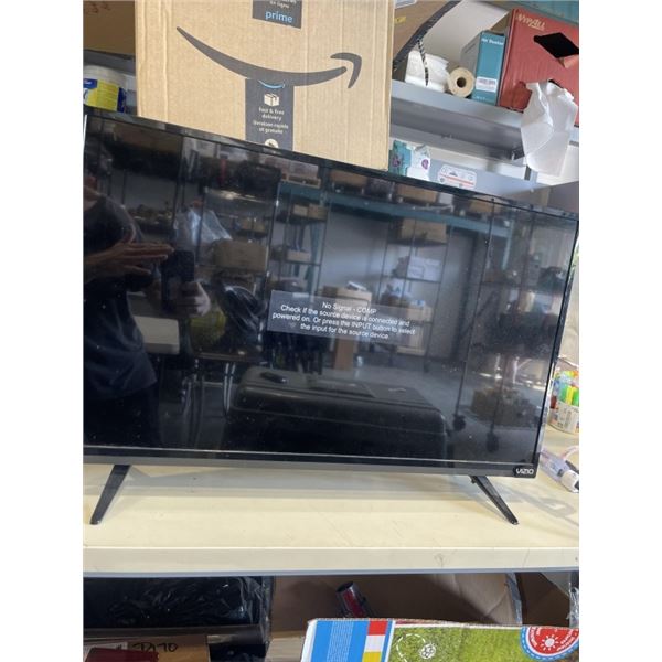 VIZIO 32" TV. MODEL E32-C1