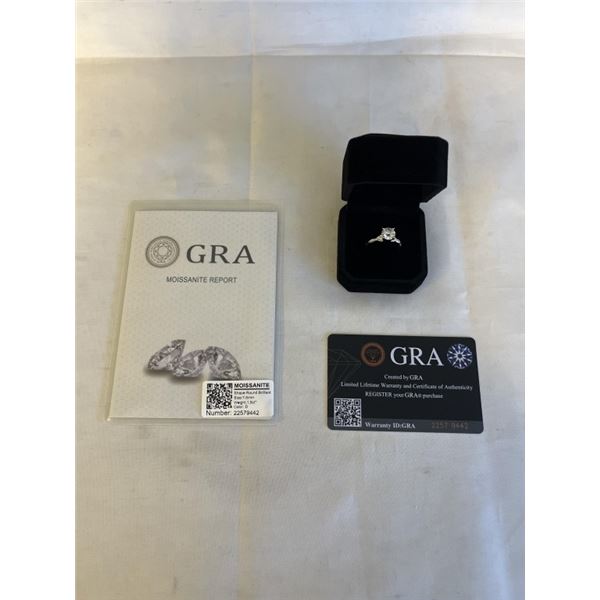 NEW S925 1.5CT MOISSANITE STONE TWIST RING, SIZE 7 MOUNTED IN 925 STERLING SILVER W/ WHITE GOLD OVER