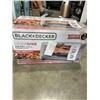 Image 2 : BLACK AND DECKER 4 SLICE AIR FRYER TOASTER OVEN - TESTED WORKING, RETAIL $179