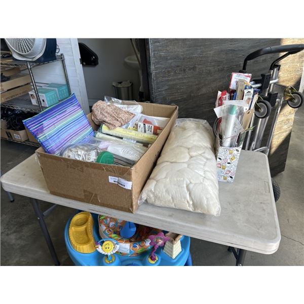 TRAY OF KNITTING/SEWING SUPPLIES INCLUDING KNITTING NEEDLES, STUFFING, EARRING STUDS