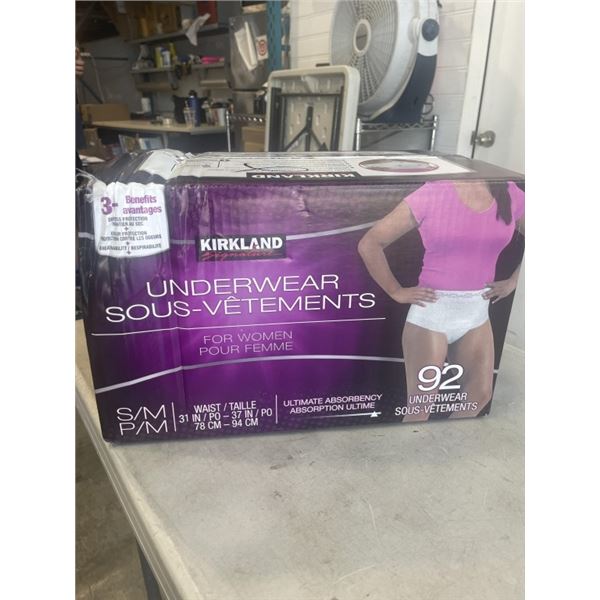 KIRKLAND SIGNATURE WOMANS SMALL DIAPERS. 92 DIAPERS