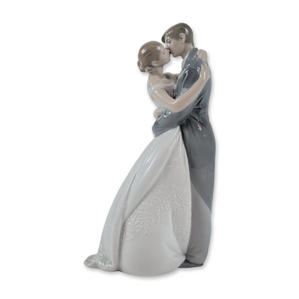 Nao by Lladro Spanish Porcelain A Kiss Forever Figurine