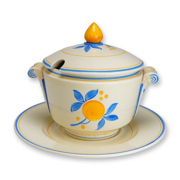 Wedgwood Earthenware Lidded Sauce Tureen and Underplate, circa 1932