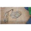 Image 5 : Towel Rack, Mirror, Towels A