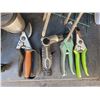 Image 6 : Garden Tools & Decor B