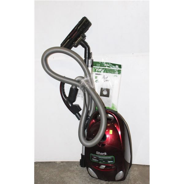 PROFESSIONAL SHARK VACUUM WITH SWIVEL STEERING