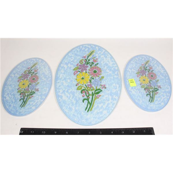 SET OF 3 WALL PLAQUES OR CUTTING BOARDS