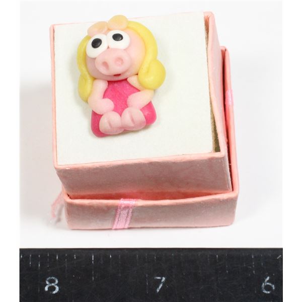 HANDMADE PINS BY MODE: PIGGY