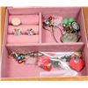 Image 2 : VINTAGE MELE WOODEN JEWELRY BOX WITH JEWELRY