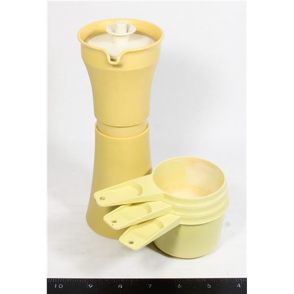 VINTAGE TUPPERWARE 3 MEASURING CUPS AND CREAMER