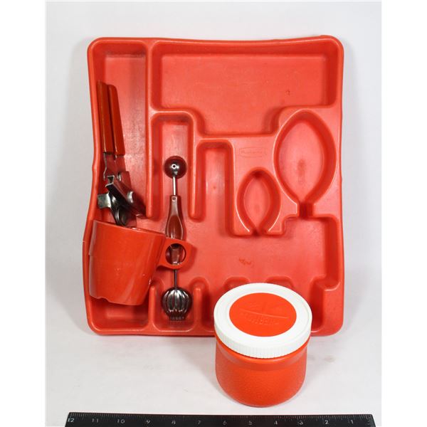 RUSTY RED RUBBERMAID CUTLERY ORGANIZER