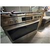 Image 4 : Whirlpool stainless steel gas cooktop paired with a overhead range hood featuring dual mesh filters 