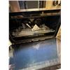 Image 5 : Whirlpool stainless steel gas cooktop paired with a overhead range hood featuring dual mesh filters 