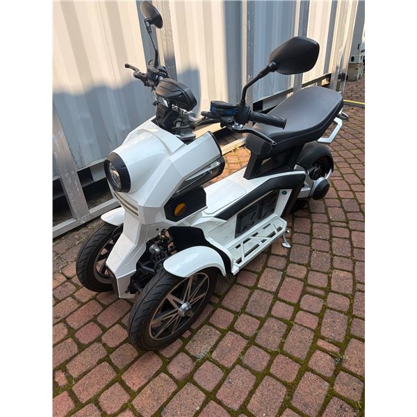 Doohan Tank LSM - 1490w 12" QS Motor - Speed 75km+ - Range: 95km w/ Helmet & Charger