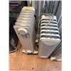 Image 2 : 4 pc - Standing electric space heaters (x3) & Commercial Cool Standing A/C unit