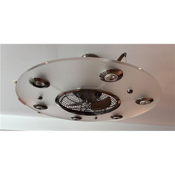Round Flush-Mount Ceiling Fan with Integrated Light Fixture
