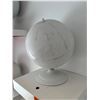 Image 3 : 4 Decorative White Globes