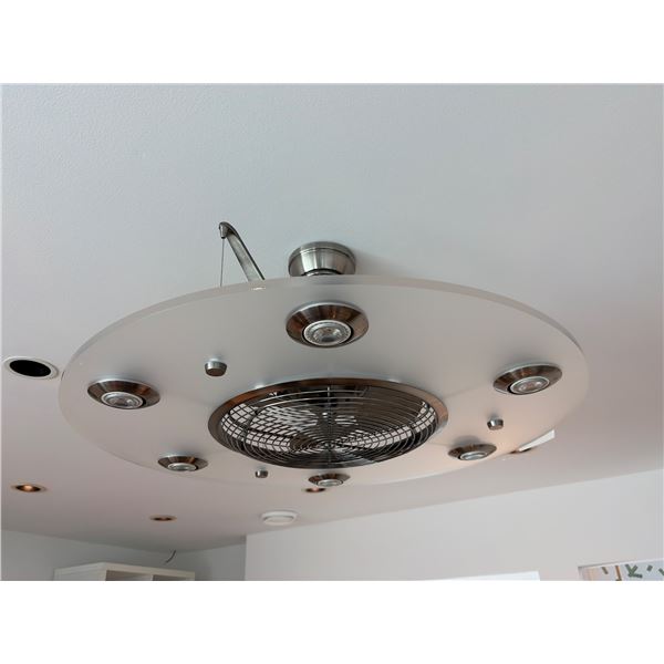 Round Flush-Mount Ceiling Fan with Integrated Light Fixture