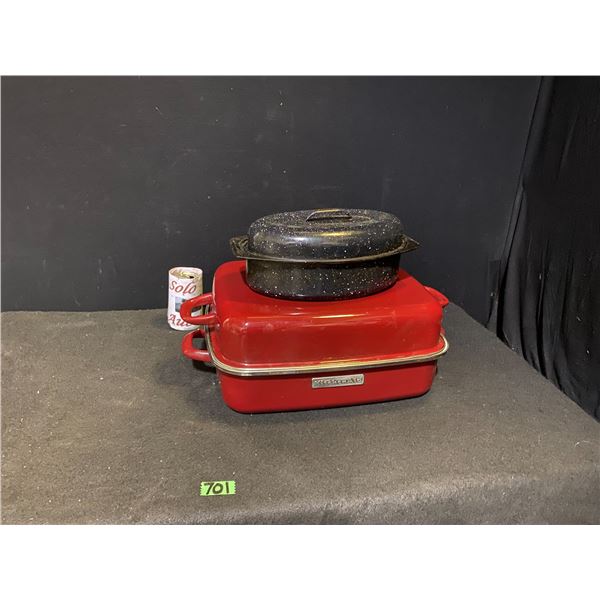 2 Roasters with lids, Kitchenaid brand