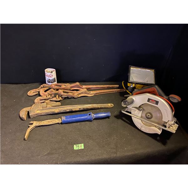 Lot of hand tools, circular saw and trouble light