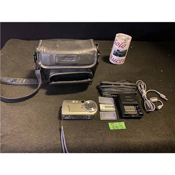 Sony digital camera with accessories and carrying case