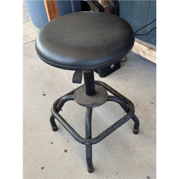Adjustable Height Padded Shop Stool w/ Footrail 14" Dia,