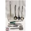 Image 2 : FLAT OF ASSORTED KITCHEN COOKING UTENSILS
