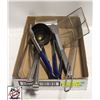 Image 1 : FLAT OF ASSORTED KITCHEN COOKING UTENSILS