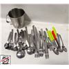 Image 2 : STAINLESS STEEL UTENSILS & KNIVES IN STEEL POURER
