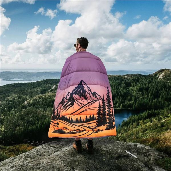Below Zero 2 in 1 wearable blanket