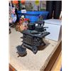 Image 5 : 6" Cast Iron Sales Display Queen Stove with Accessories
