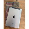 Image 3 : Apple Pack With iPad 2, iPad Mini, iPhone SE, EarPods, USB Drive