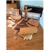 Image 3 : Lot: Handbags, Carved Trinkets, Leather Wallets, Scarves, Beads
