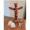 Image 4 : Lot: Handbags, Carved Trinkets, Leather Wallets, Scarves, Beads