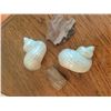 Image 6 : Lot: Handbags, Carved Trinkets, Leather Wallets, Scarves, Beads