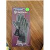 Image 5 : Lot: Stockings, Gloves, Glassware, Basket & Travel Bags