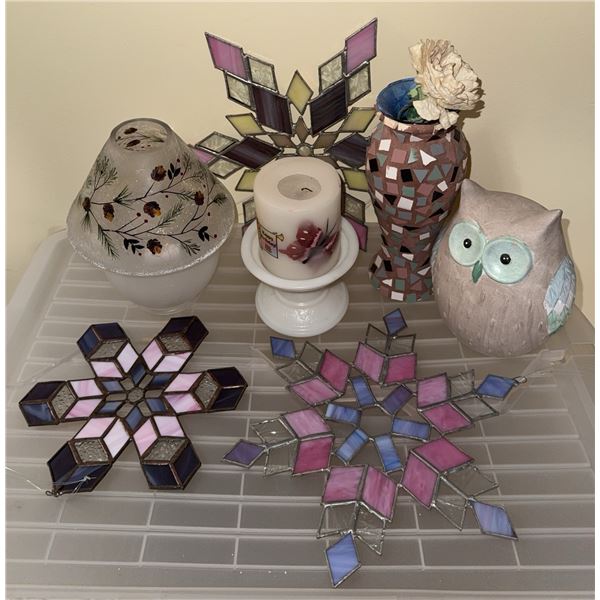 Decorative Lot with Stained Glass, Candle, Vase, Owl and Lamp