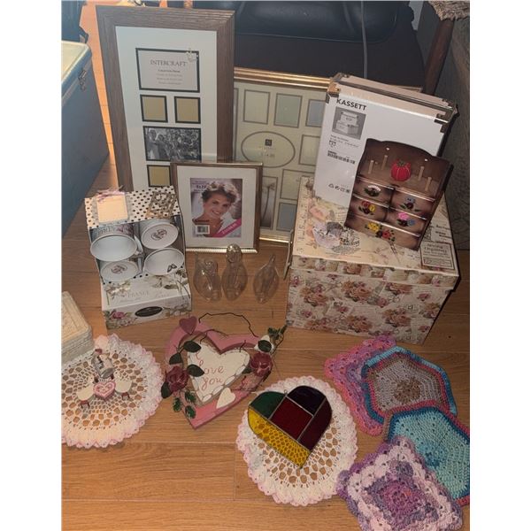 Decorative Household Lot With Frames and Home Accents