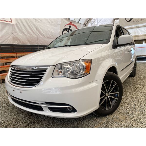PARKSVILLE - 2016 CHRYSLER TOWN AND COUNTRY WHITE 149074 KMS - 285865-3