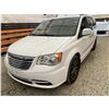 Image 3 : PARKSVILLE - 2016 CHRYSLER TOWN AND COUNTRY WHITE 149074 KMS - 285865-3