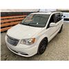 Image 4 : PARKSVILLE - 2016 CHRYSLER TOWN AND COUNTRY WHITE 149074 KMS - 285865-3