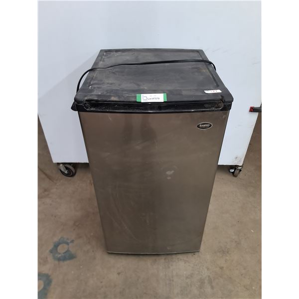 * Sanyo Mini-Fridge - 19x21x34" - Tested, Pickup Only